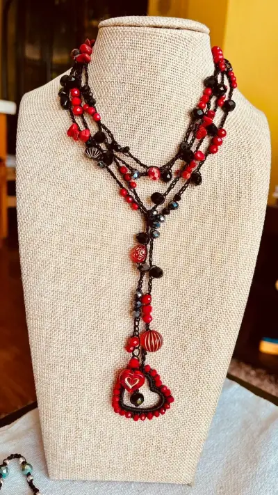 Collar artesanal rojo y negro - miniatura 1