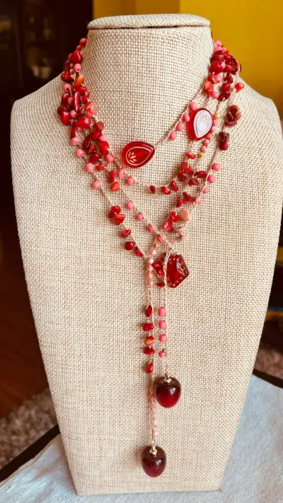 Collar artesanal rojo y negro - miniatura 3