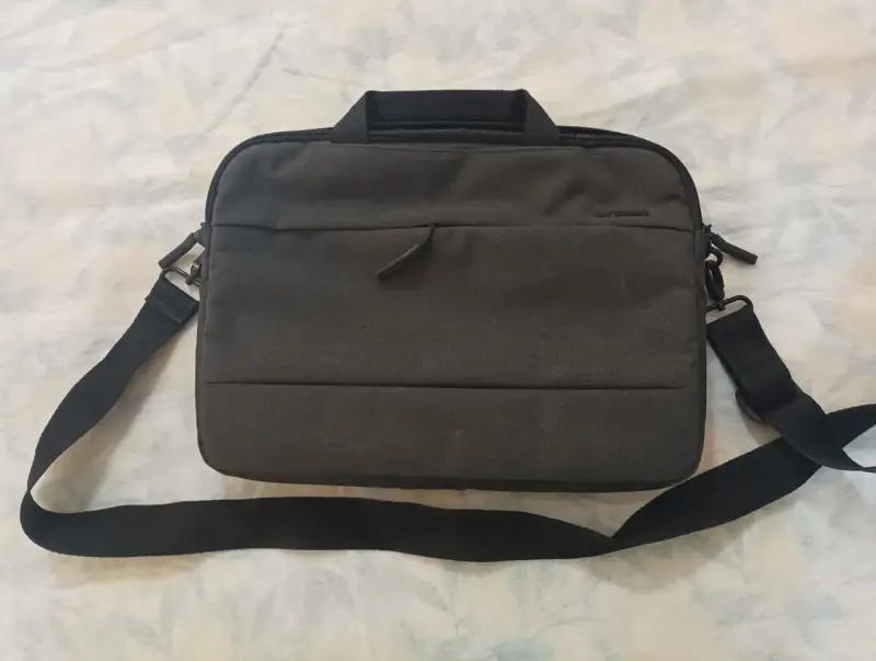 Bolso Incase para Notebook 13” (Gris) - 1