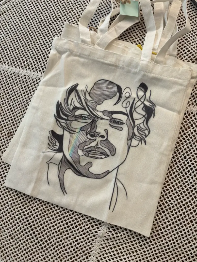 Bolso de tela con diseño artístico