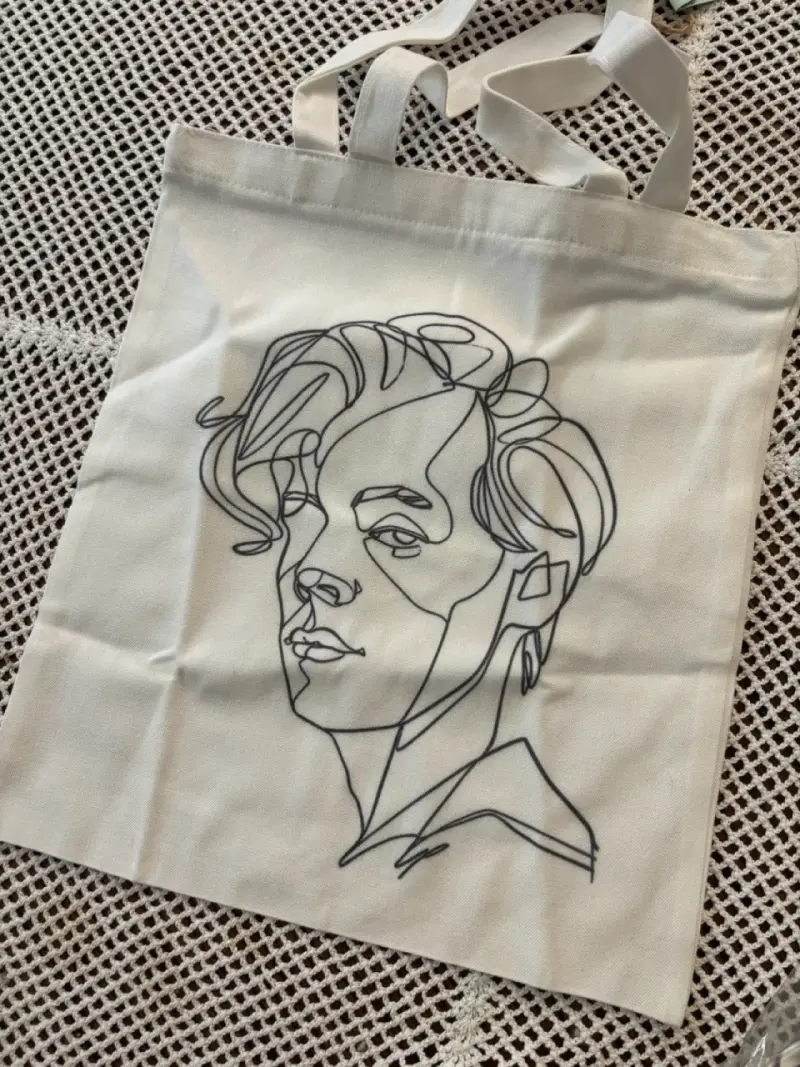 Bolsa de tela con diseño artístico