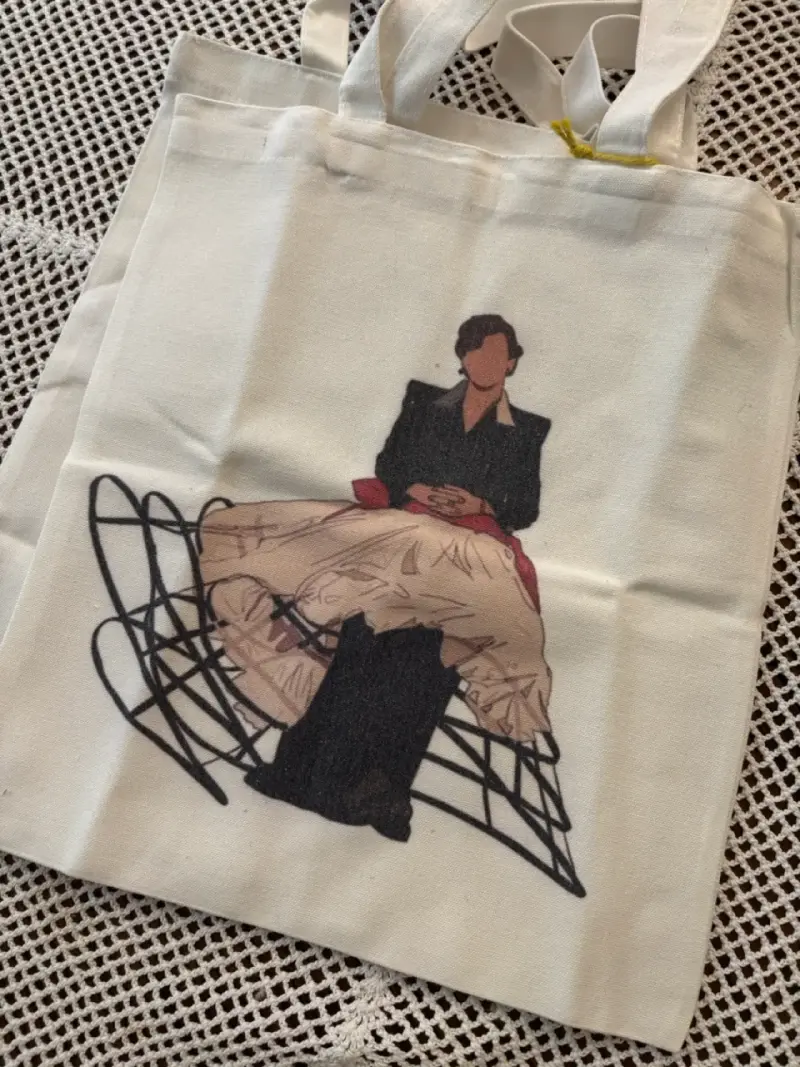 Bolso tote con diseño artístico