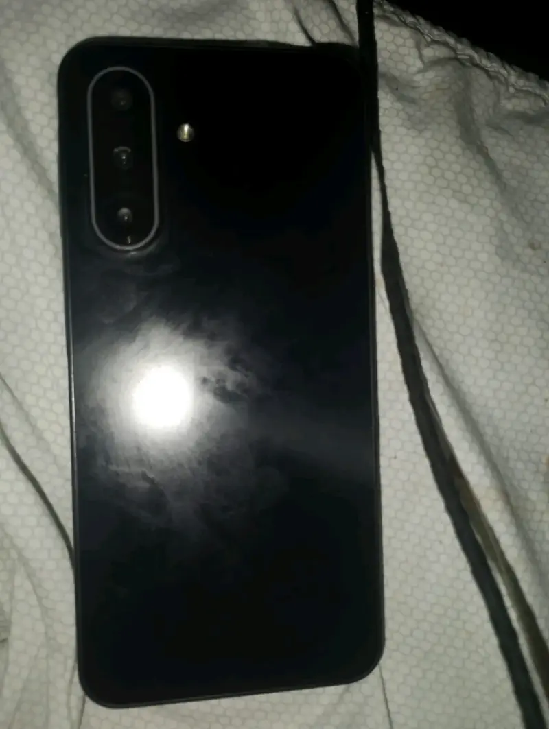 Celular negro triple cámara - 1