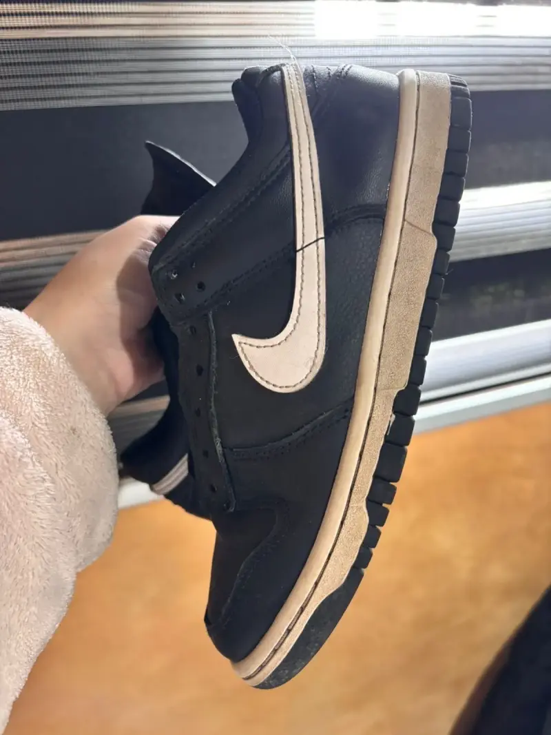 Zapatillas negras con logo blanco