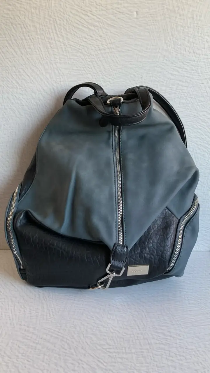 Mochila de cuero gris y negra - 1