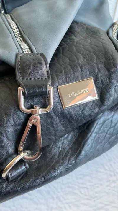 Mochila de cuero gris y negra - miniatura 2