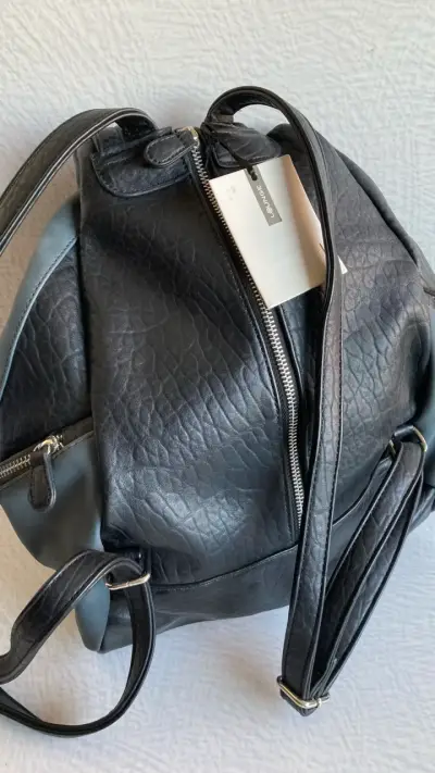 Mochila de cuero gris y negra - miniatura 3