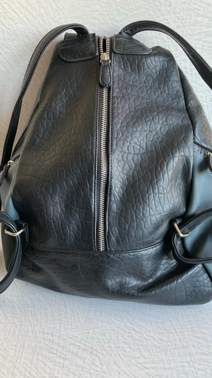 Mochila de cuero gris y negra - 5