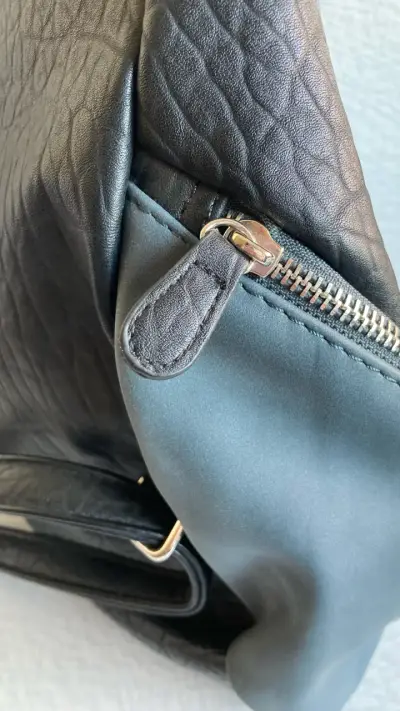 Mochila de cuero gris y negra - miniatura 6
