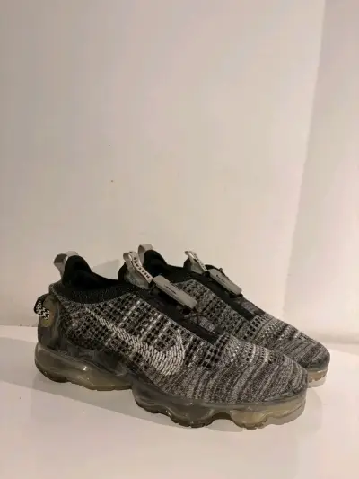 Fardo de zapatillas de marca - miniatura 1