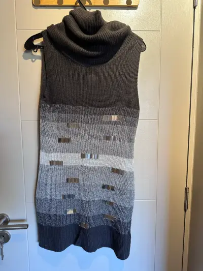 Vestido sin mangas gris y negro - miniatura 2