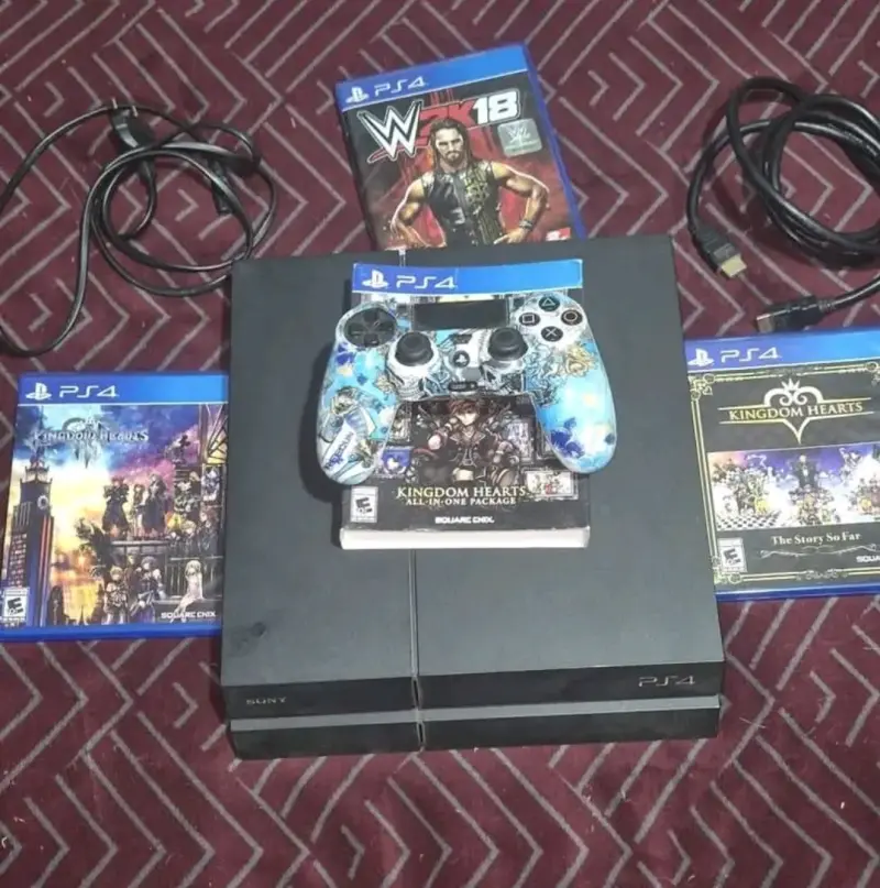 PS4 con juegos y control personalizado
