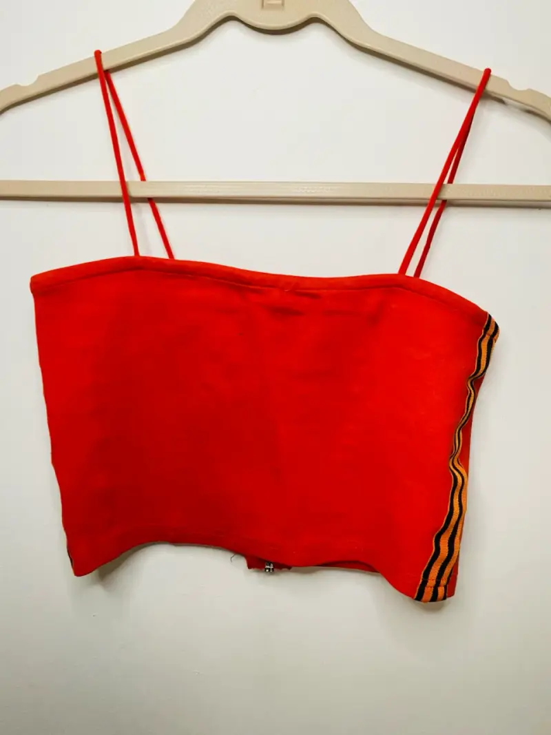 Top rojo con tirantes delgados - 1