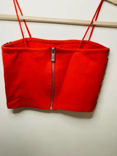 Top rojo con tirantes delgados - miniatura 2