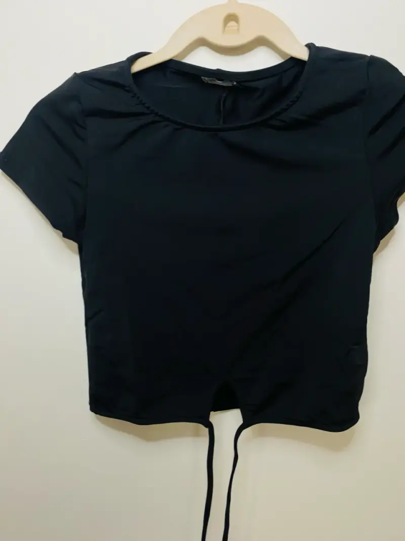 Polera negra con diseño ajustable - 1