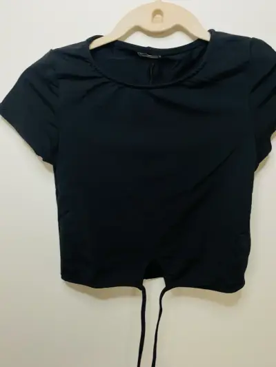 Polera negra con diseño ajustable - miniatura 1