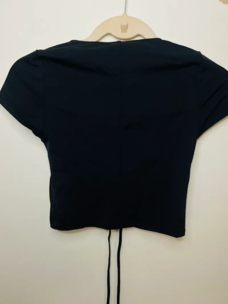 Polera negra con diseño ajustable - 2