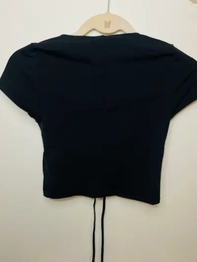 Polera negra con diseño ajustable - miniatura 2