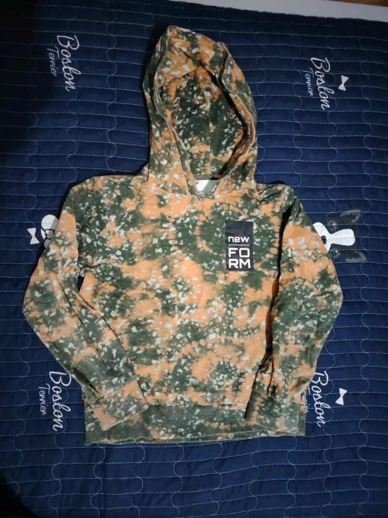 Polerón camuflado con capucha