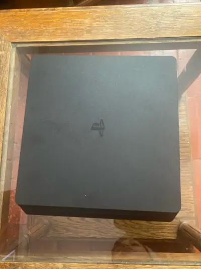 Consola de videojuegos PS4 negra - miniatura 1