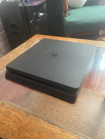 Consola de videojuegos PS4 negra - miniatura 2