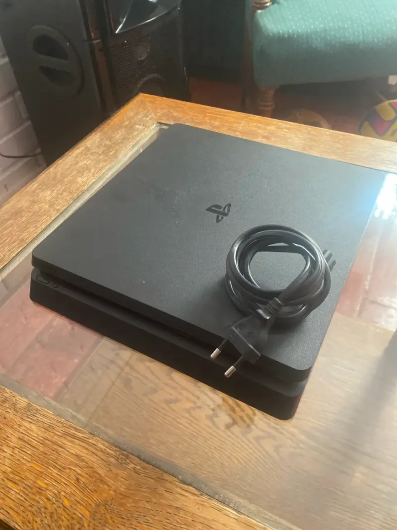 Consola de videojuegos PS4 negra - 3