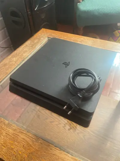 Consola de videojuegos PS4 negra - miniatura 3