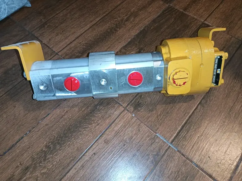 Es una bomba hidráulica (o conjunto bomba/motor hi