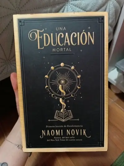 Libro 'Una Educación Mortal' - miniatura 1