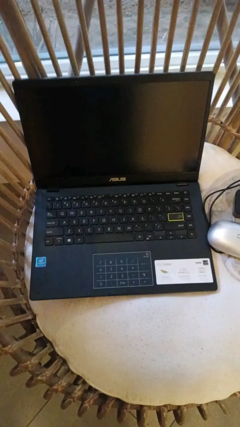 Laptop ASUS con cargador para desarme