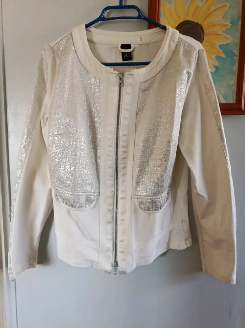 Chaqueta blanca con detalles brillantes - 1