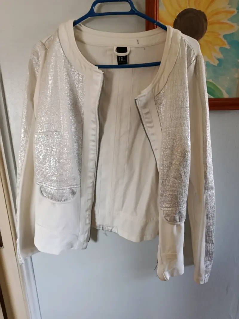 Chaqueta blanca con detalles brillantes - 2