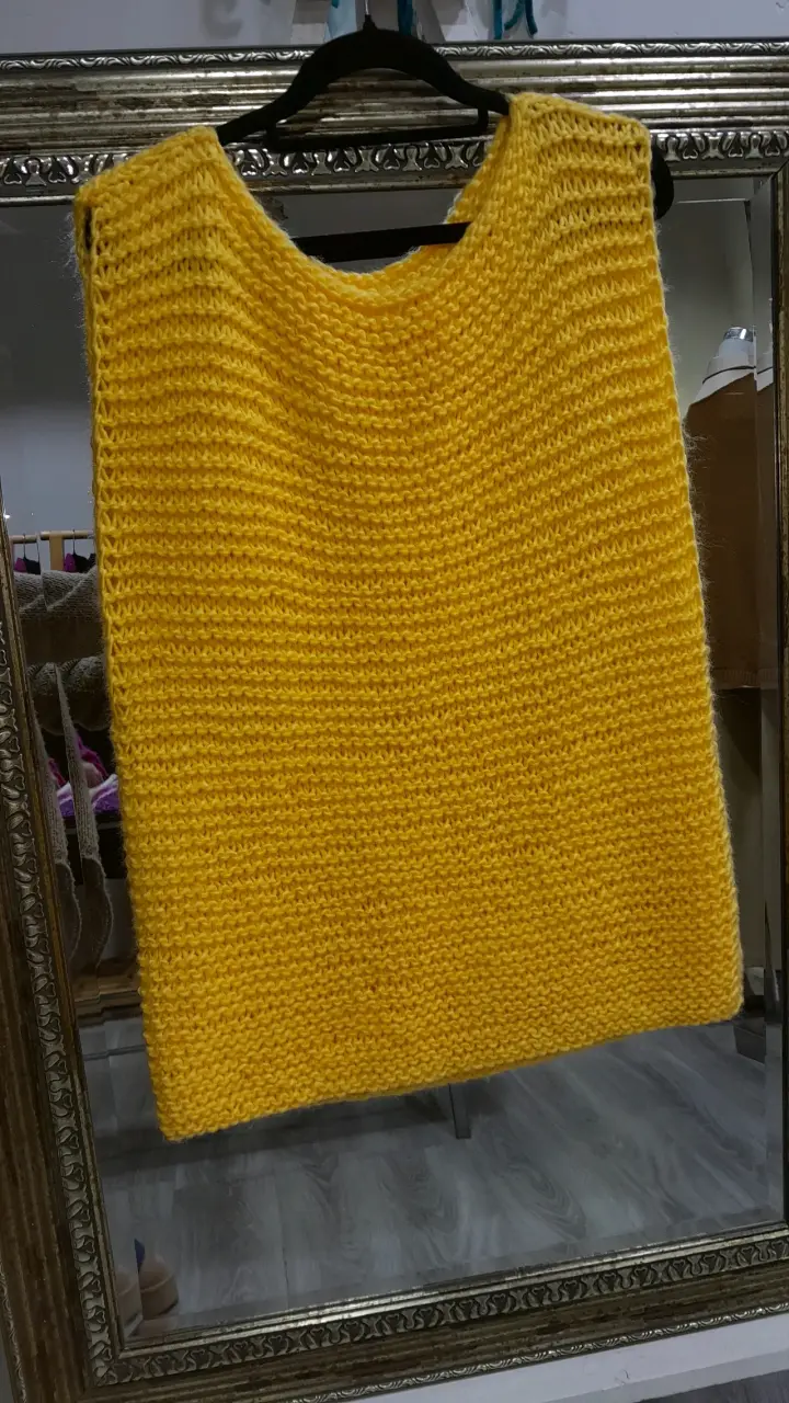 Suéter tejido amarillo