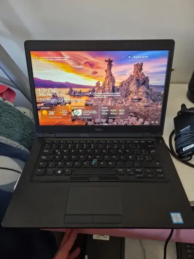 Laptop Dell negra en buen estado - miniatura 1
