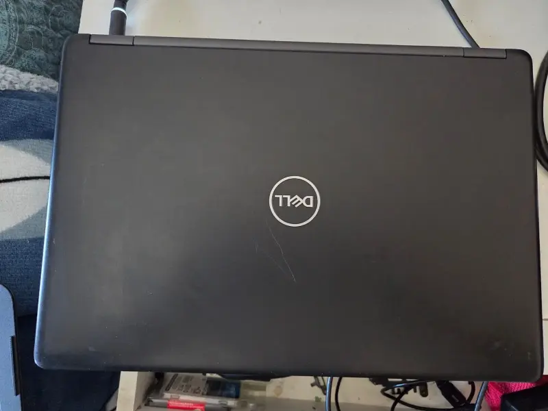 Laptop Dell negra en buen estado - 3