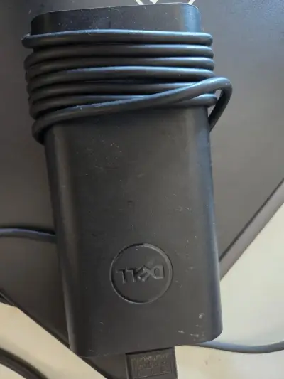 Laptop Dell negra en buen estado - miniatura 5