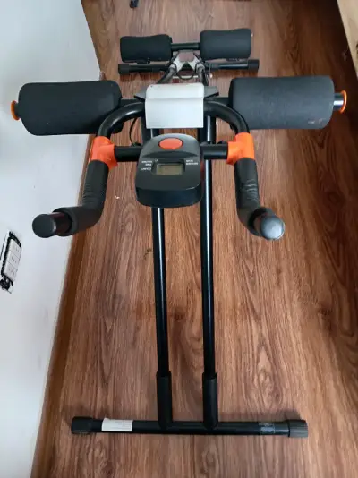 Bicicleta estática con monitor - miniatura 2