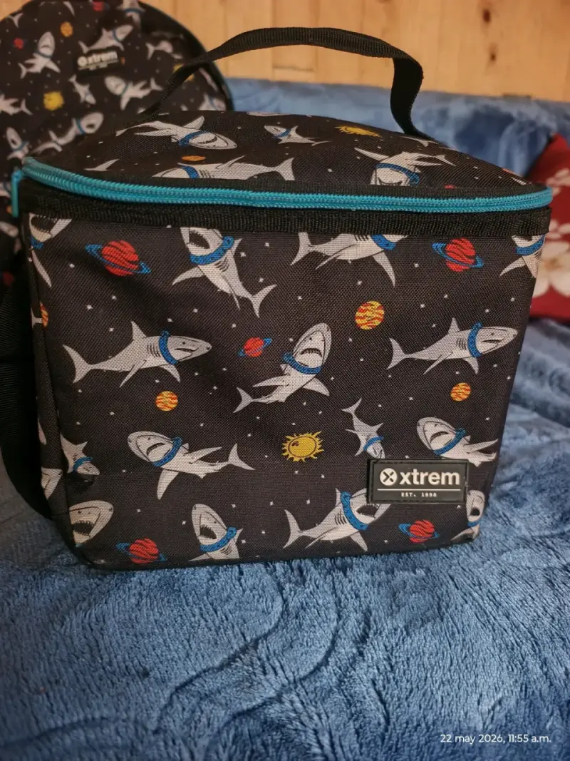 Lonchera Xtrem con diseño de tiburones - 1