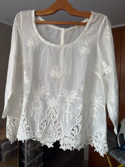 Blusa blanca con encaje Rapsodia - miniatura 1