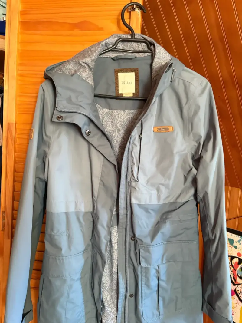 Parka azul gris impermeable con capucha