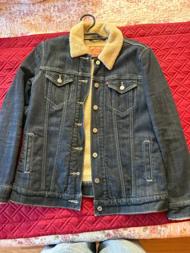 Chaqueta de mezclilla con chiporro