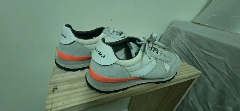 Zapatillas Bimba y Lola grises y ropa - 1