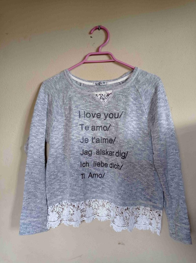 Polera gris con encaje