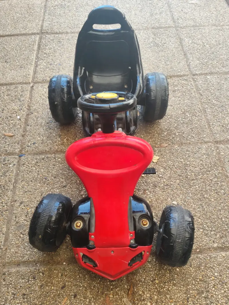 Kart a pedales rojo y negro - 1