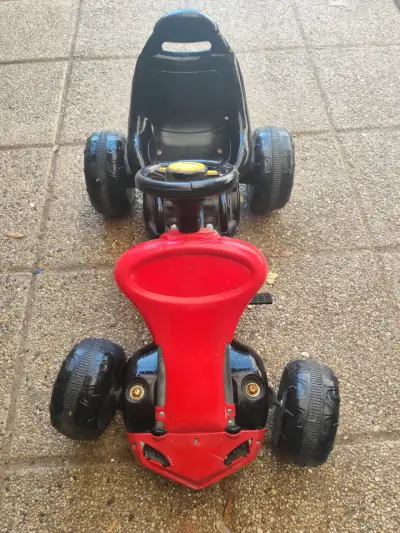 Kart a pedales rojo y negro - miniatura 1
