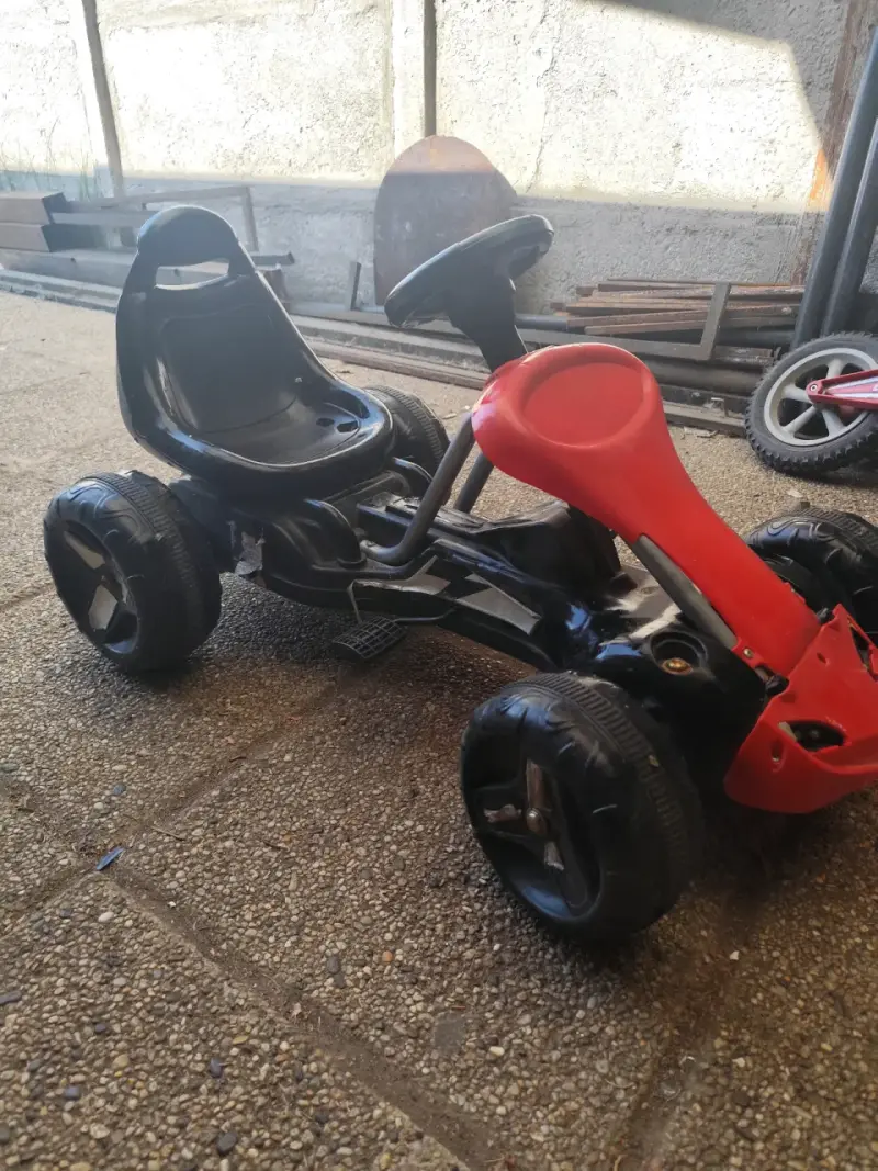 Kart a pedales rojo y negro - 3