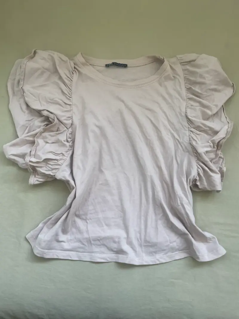 Polera beige con hombreras