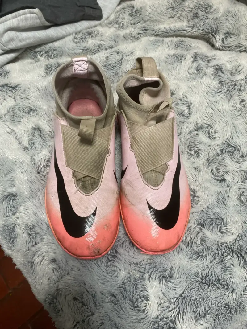 Zapatos nike rosados en un estado medio - 1