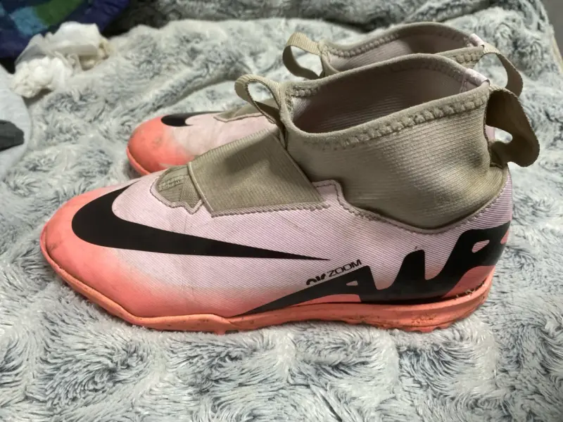 Zapatos nike rosados en un estado medio - 2
