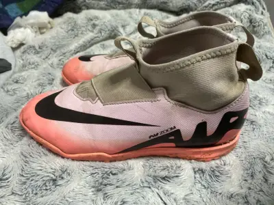 Zapatos nike rosados en un estado medio - miniatura 2